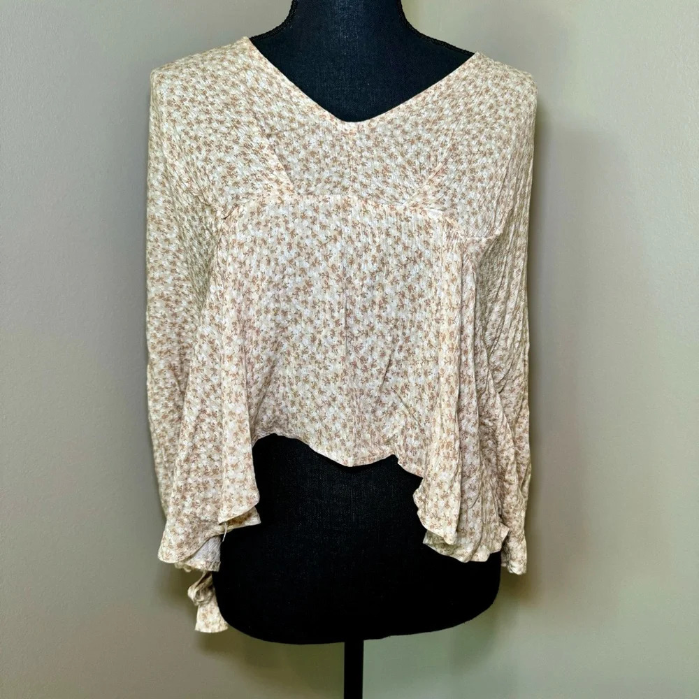 New with‎ tags cream and tan long sleeve floral boho top ties at wrists and back